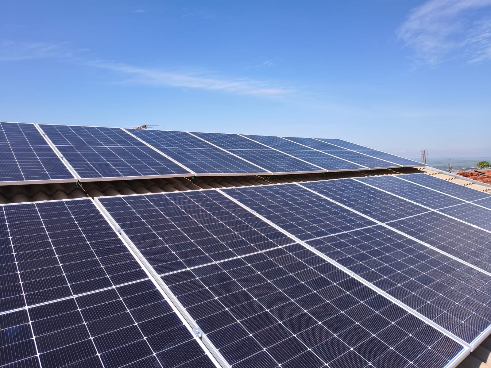 Painéis solares instalados pela Solzen sobre um telhado.